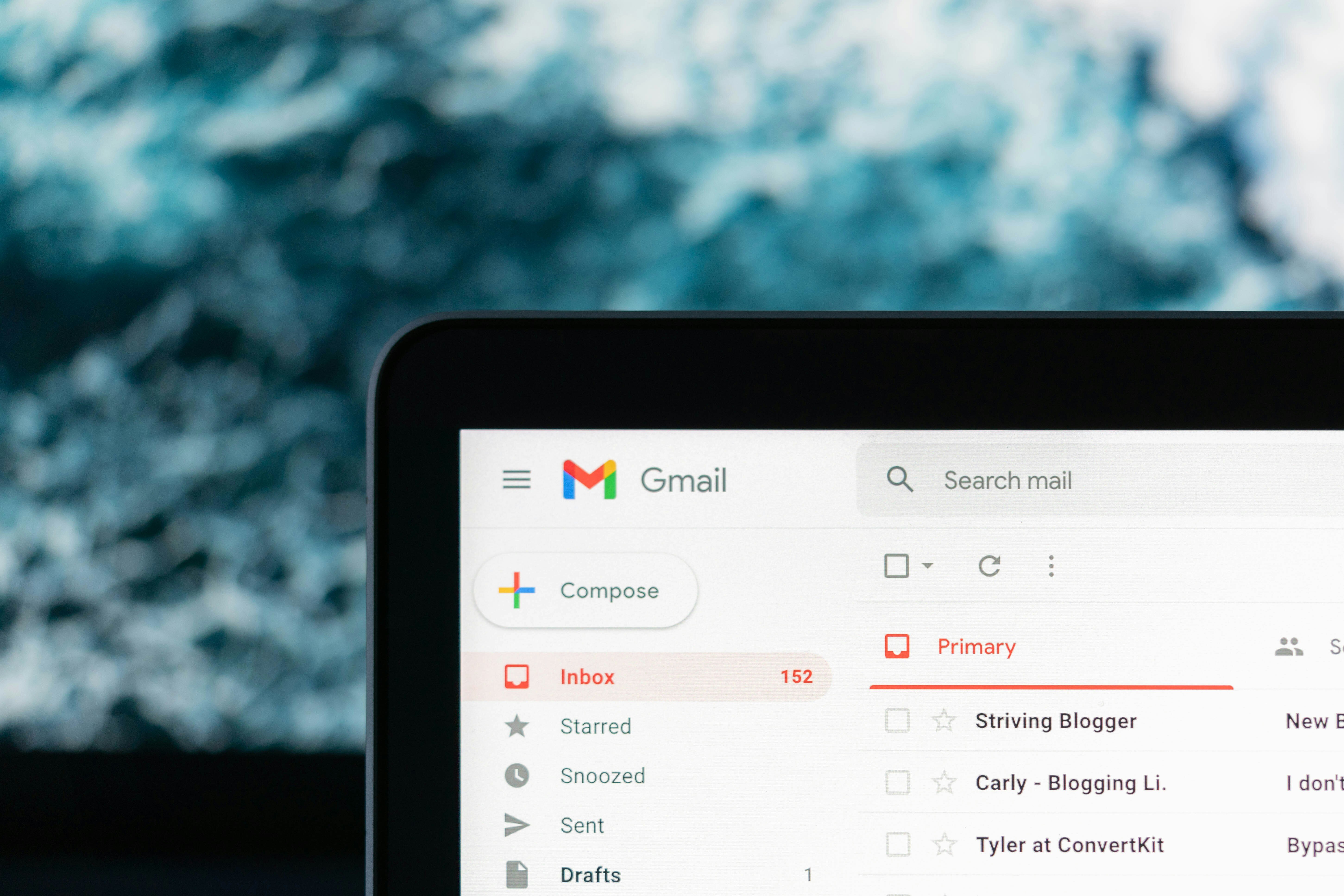 Laptop mit Gmail als E-Mail Postfach mit verschiedenen E-Mails